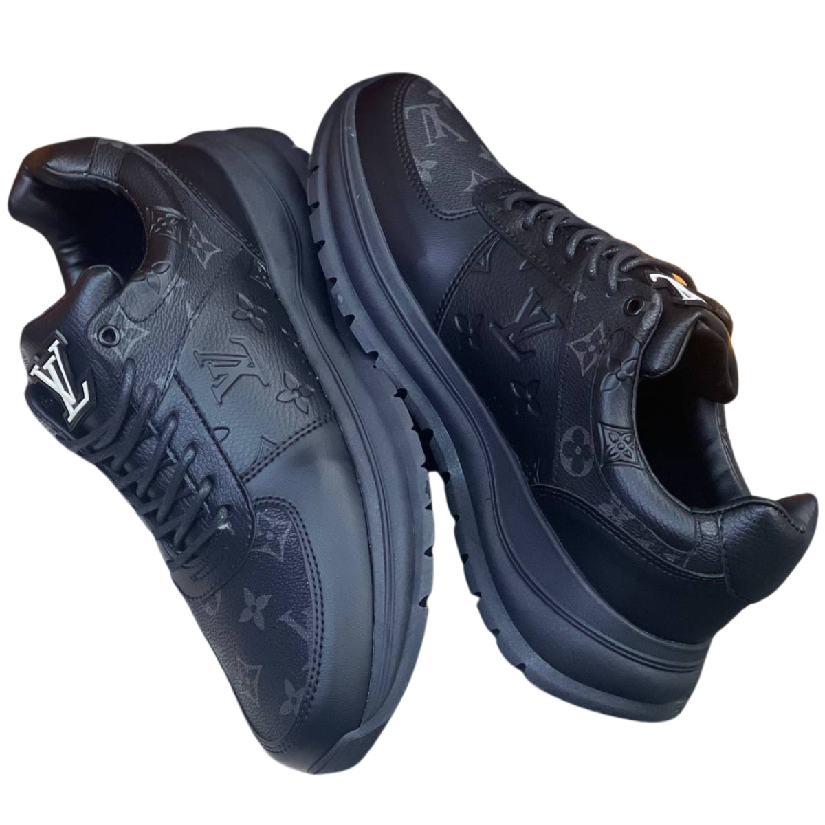 LOUIS VUITTON ZAPATOS HOMBRE SNEAKERS: Elegancia y Estilo Exclusivo para el Hombre Moderno. Si estás buscando LOUIS VUITTON ZAPATOS HOMBRE SNEAKERS que combinen estilo, calidad y lujo, llegaste al lugar correcto. En Onlineshoppingcenterg ofrecemos una selección de las mejores zapatillas y sneakers de Louis Vuitton para hombres, ideales para quienes buscan destacar en cada paso. Descubre cómo estos exclusivos zapatos pueden elevar tu estilo y conoce los distintos modelos y colores disponibles.  Estilo y Distinción en LOUIS VUITTON ZAPATOS HOMBRE SNEAKERS Los LOUIS VUITTON ZAPATOS HOMBRE SNEAKERS están diseñados para brindar la máxima comodidad y un diseño único. Louis Vuitton es sinónimo de lujo, y sus sneakers para hombre destacan tanto por su calidad de fabricación como por su apariencia exclusiva. Estos zapatos son ideales para cualquier ocasión, desde eventos casuales hasta momentos en los que deseas impresionar con un toque de elegancia.  Materiales de Alta Calidad: Fabricados con cuero de primera y detalles meticulosos que aseguran la durabilidad y el estilo. Variedad de Colores y Diseños: Modelos en colores clásicos como las zapatillas Louis Vuitton hombre negras o llamativos tonos como el azul y verde. Comodidad para el Uso Diario: Cada par de sneakers Louis Vuitton está diseñado pensando en la comodidad para que puedas usarlos por largas horas sin molestias. Comparación de Zapatillas Louis Vuitton: Modelos para Cada Estilo Louis Vuitton ofrece una gran variedad de modelos que se adaptan a diferentes estilos. Entre los más buscados se encuentran:  Louis Vuitton Trainer Negras: Clásicas y elegantes, combinan fácilmente con cualquier outfit. Zapatillas Louis Vuitton Hombre Azules: Ideales para quienes buscan un toque de color en sus looks. Louis Vuitton Zapatillas Verdes: Perfectas para un estilo original y único. Precios de los ZAPATOS LOUIS VUITTON para Hombre Sabemos que el precio es un factor importante, y en Onlineshoppingcenterg te ofrecemos LOUIS VUITTON ZAPATOS HOMBRE SNEAKERS y otros modelos de Louis Vuitton a precios competitivos. También puedes encontrar diferentes modelos como las zapatillas Louis Vuitton baratas o las zapatillas Louis Vuitton hombre blancas.  Zapatos Louis Vuitton Hombre Precio: Ofrecemos una amplia gama de precios para adaptarnos a diferentes presupuestos. Zapatillas Louis Vuitton Hombre Precio en Colombia: Accede a estos sneakers exclusivos con envíos directos a Colombia. Zapatillas Louis Vuitton Baratas: Encuentra opciones de sneakers Louis Vuitton con precios competitivos sin comprometer la calidad.